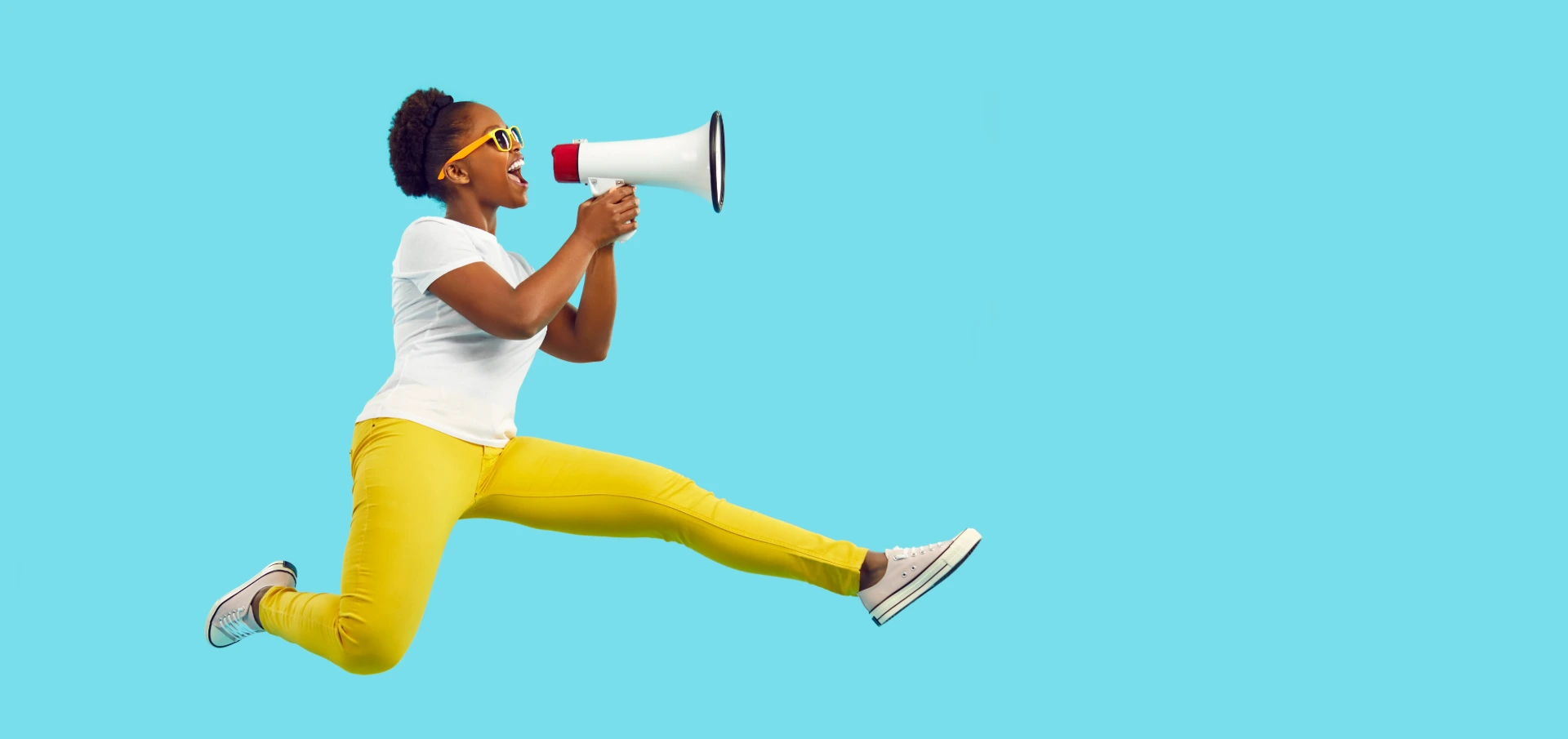 Twio Frau mit Megaphon