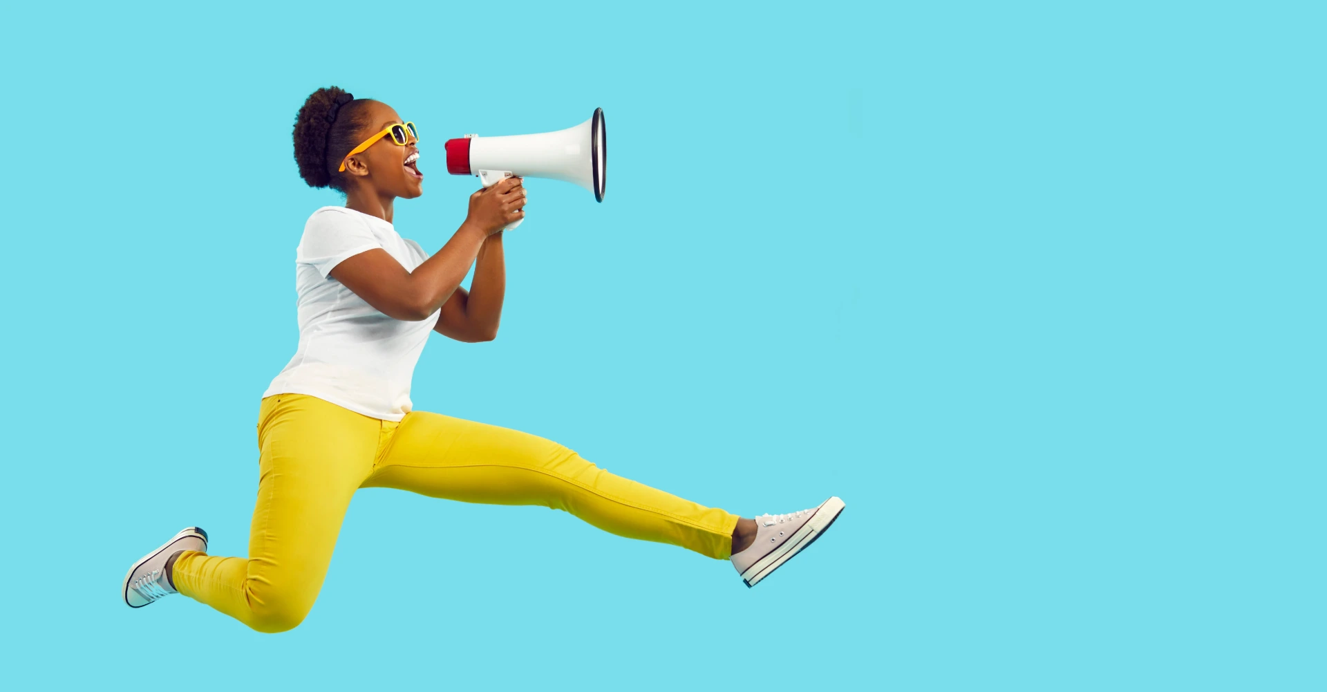 Twio Frau mit Megaphon